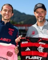 友谊第一，滕哈赫与弗拉门戈主帅费利佩-路易斯交换球衣