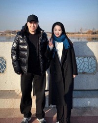 开云中国区-两次嫁给梁靖崑，退圈安心照顾两个儿子，如今丈夫成为大学教授