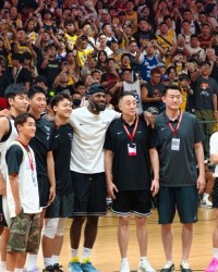 开云官方平台-混个脸熟！韦世豪加入詹姆斯成都行合影 1米77的他看上去好小😂