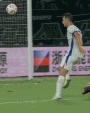 没有点球！阿苏埃禁区内被对方踢倒，裁判经VAR确认没给点球