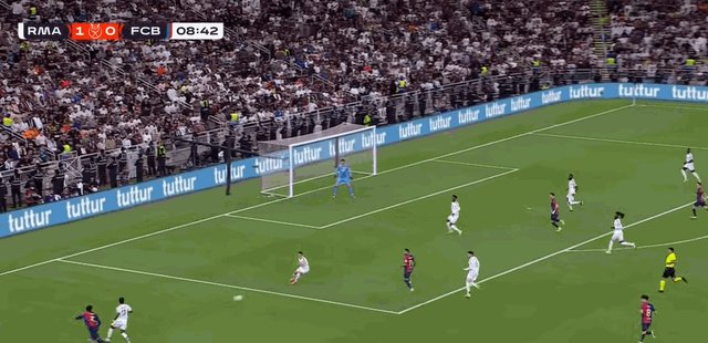 1736718205907018420.gif 拉菲尼亚打门.gif