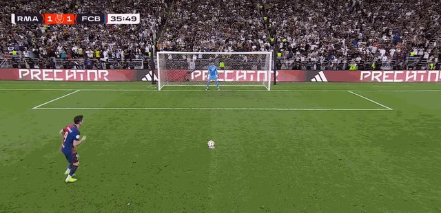 1736718456889009456.gif 1-2莱万.gif